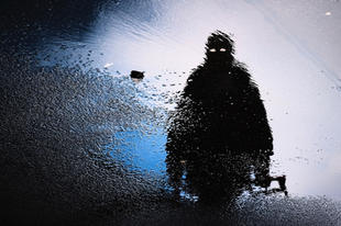 Eine Figur in einer Pfütze hat gruselige Augen