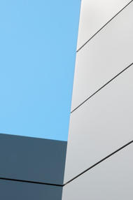 Abstrakte Architekturfotografie in Schwarz blau weiß