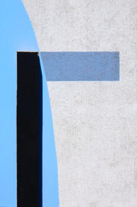 Abstrakte Architekturfotografie in Schwarz blau weiß