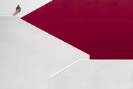 Street Fotografie von Guido Klumpe. Frau auf Treppe