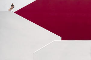 Street Fotografie von Guido Klumpe. Frau auf Treppe