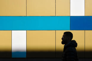 Silhouette eines Mannes, der Hintergrund erinnert an Mondrian