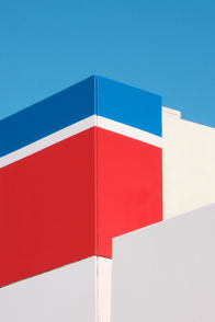 Abstrakte Architekturfotografie in blau rot grün weiß schwarz rosa gelb