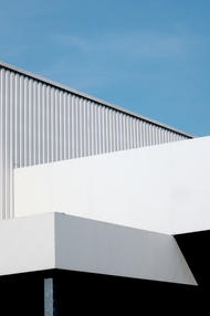 Abstrakte Architekturfotografie in blau schwarz weiß
