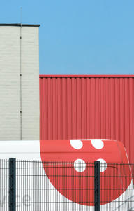 Abstrakte Architekturfotografie in Schwarz blau Rot