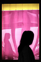 Pink, Gelb und spiegelungen einer Silhouette