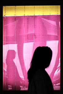 Pink, Gelb und spiegelungen einer Silhouette