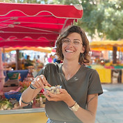 Guide touristique au marché du Cours Lafayette à Toulon, dégustation de cade