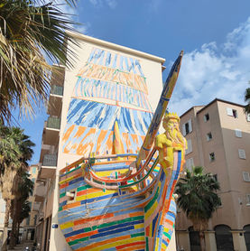 Sculpture de bateau en métal sur la place Vatel à Toulon.