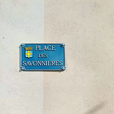 Rue ancienne près de la place des Savonnières dans le centre historique de Toulon lors d’une visite guidée 