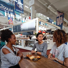 Groupe de visiteurs dégustant des produits locaux au Halles à Toulon