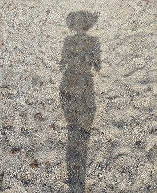 Ombre sur le sable de la plage de la coudoulière