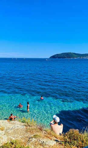 Plage d'eau turquoise à la pointe de la mître