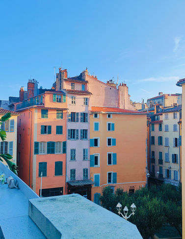 Maisons du centre colorées sur la Place des Halles à Toulon
