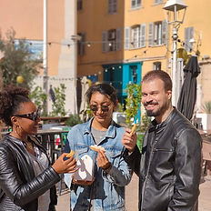 Groupe de visiteurs découvrant les spécialités locales lors d’un food tour à Toulon