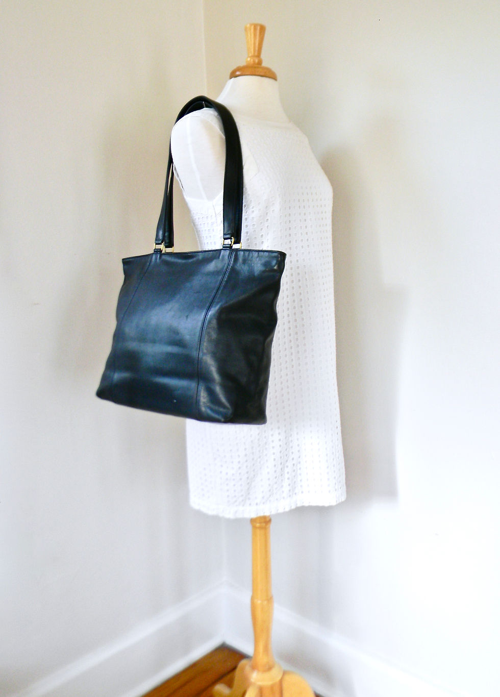 Thumbnail: Vintage Refurbished 90s Coach Navy Leather Light Tote