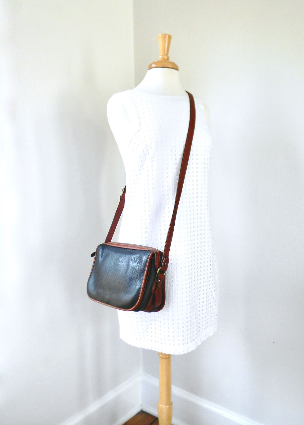 Thumbnail: Refurbished 90s Vintage Coach Navy and Tan Richmond Bag