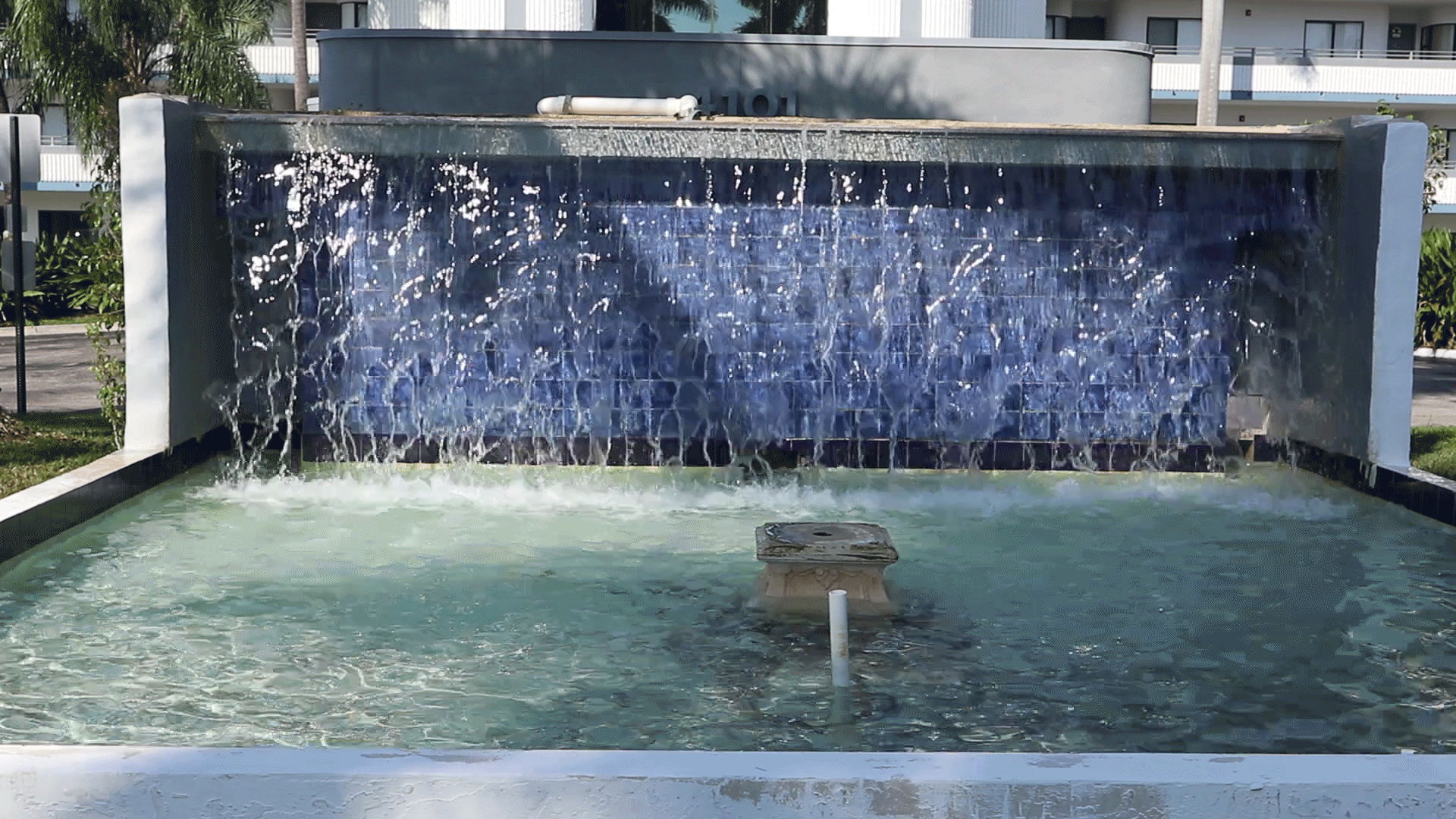 Hotel-Waterfall.gif