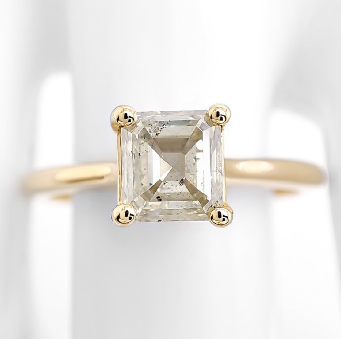 Sortija oro amarillo y diamante princesa verdoso natural de  1.12 cts