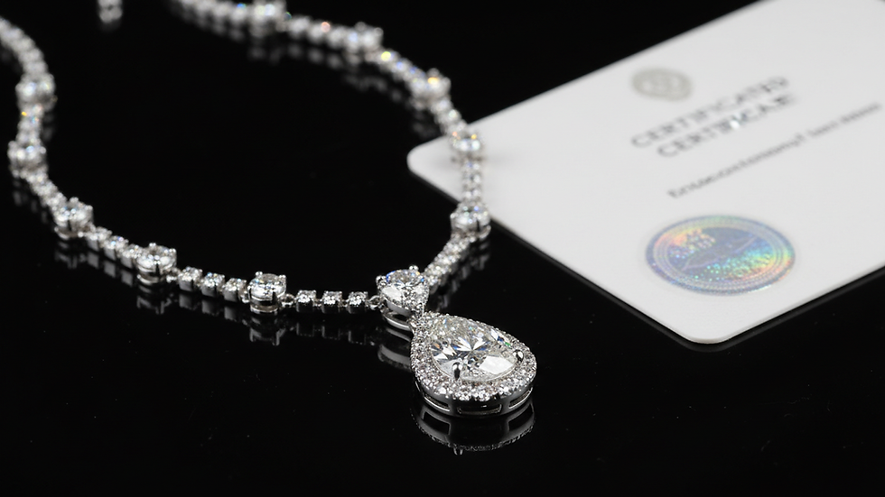 Vista a nivel de un collar de diamantes con certificado