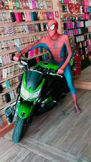 animação porta de lojas personagem vivo Homem aranha (22).jpg