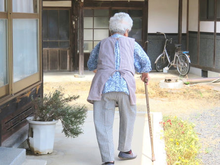 【専門家監修】70代80代のご両親の歩き方が気になる...│歩行改善の具体策を専門家が解説│阿倍野区の歩行改善トレーニング