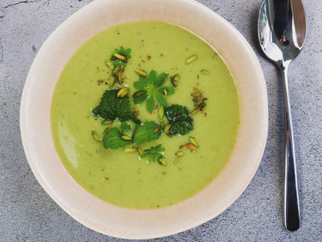 Erbsen-Frühlingskräuter-Suppe