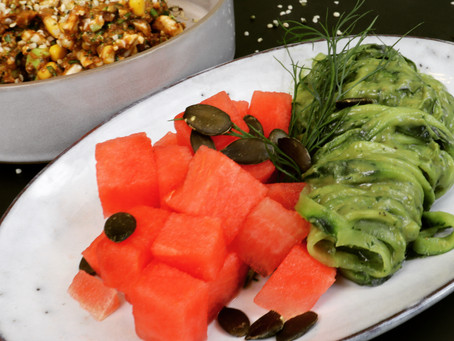Rohes Blumenkohl-Curry mit Gurken-Melonen-Salat