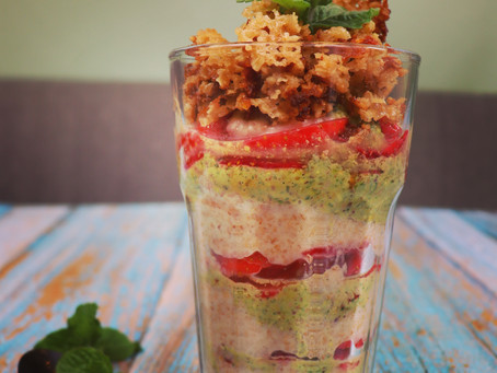 Erdbeer-Trifle mit Minz-Pesto und Crumble