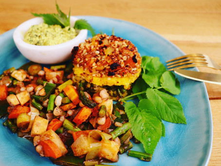 Polenta-Giersch-Türmchen mit saisonalem Ofengemüse und Mandel-Brennnessel-Dip
