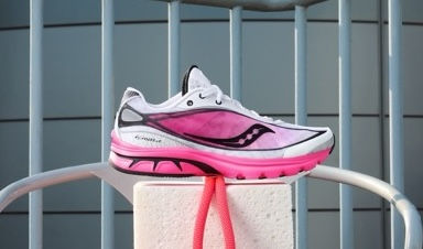 新鞋評測|赤足跑鞋始祖 Saucony Kinvara 1回歸:4mm低落差+輕盈穩定貼地+街頭穿搭零違和