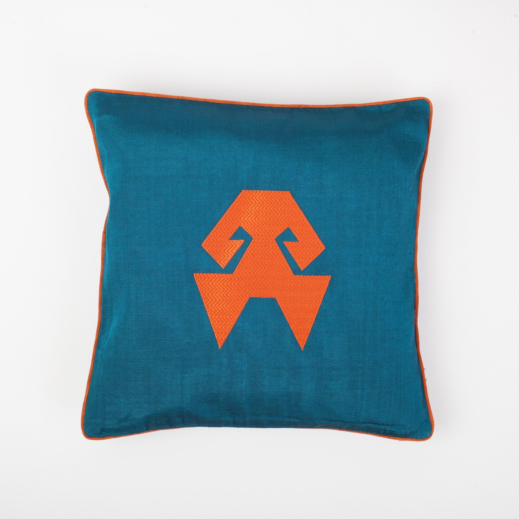 Kutnu İpek Nakışlı Turkuaz Kırlent – Eli Belinde Motifi