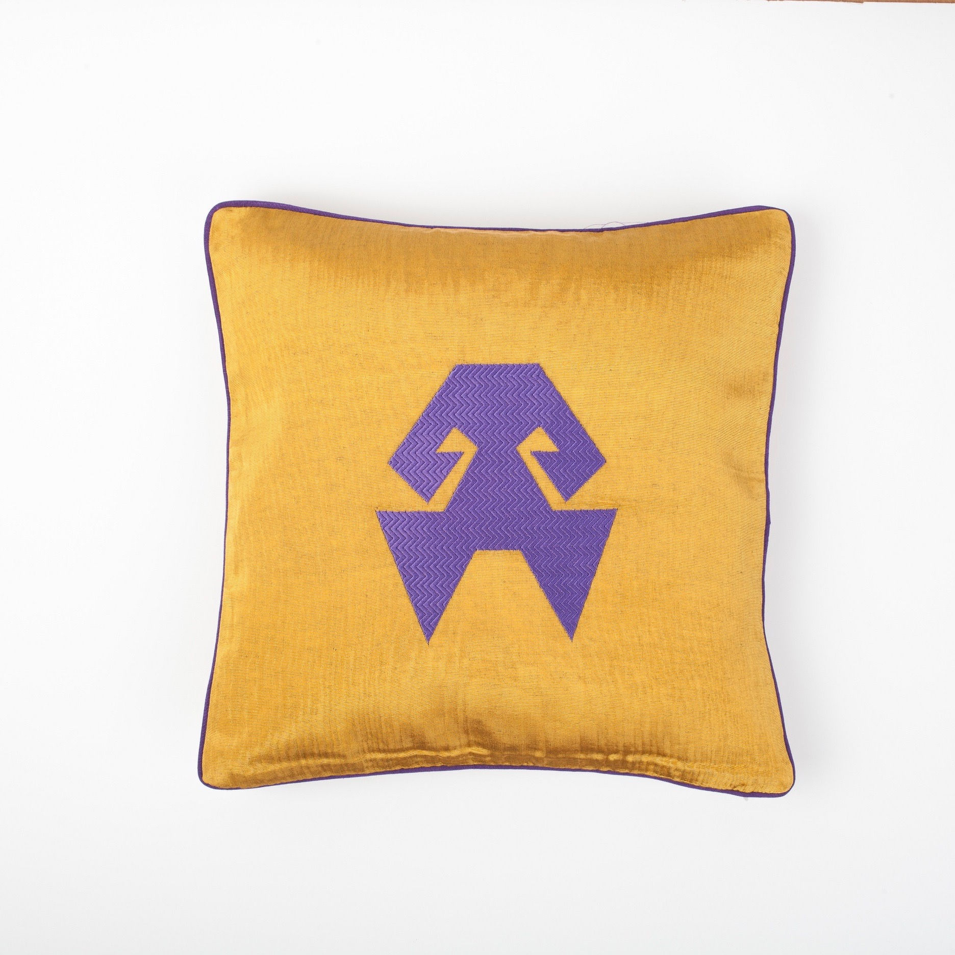 Kutnu İpek Nakışlı Sarı Kırlent – Eli Belinde Motifi