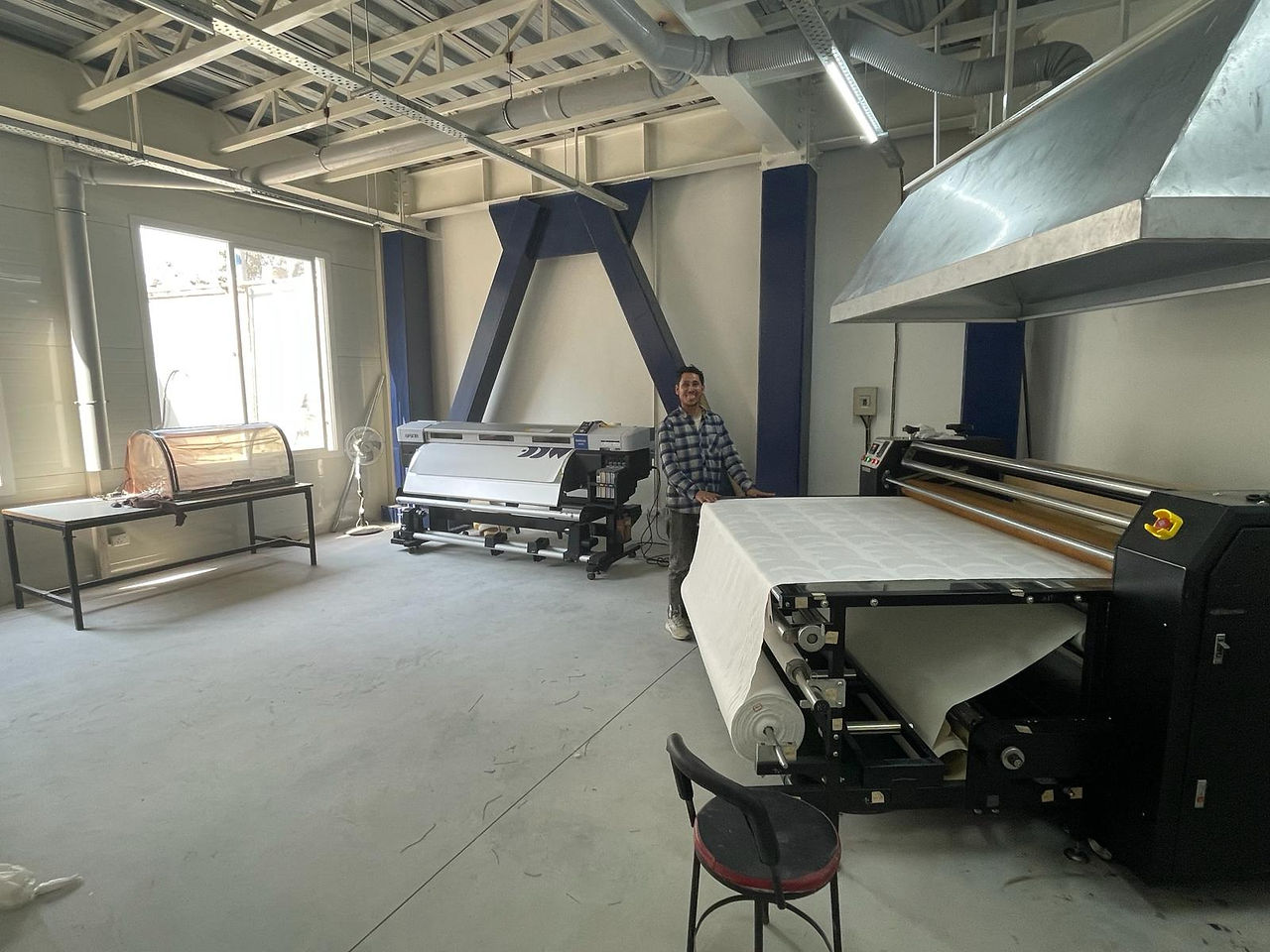 Print machines in a room with an employee