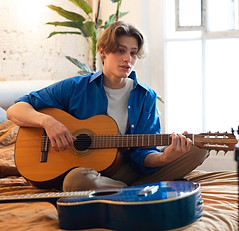 Gitarrenunterricht in Bremen für Erwachsene - Akustikgitarre lernen bei Mio Studio