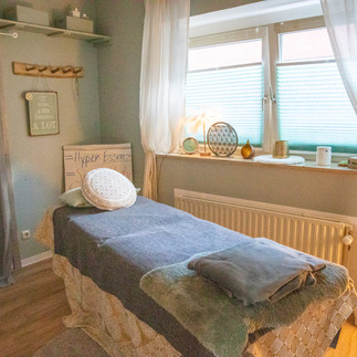 Raum mit einer Behandlungsliege