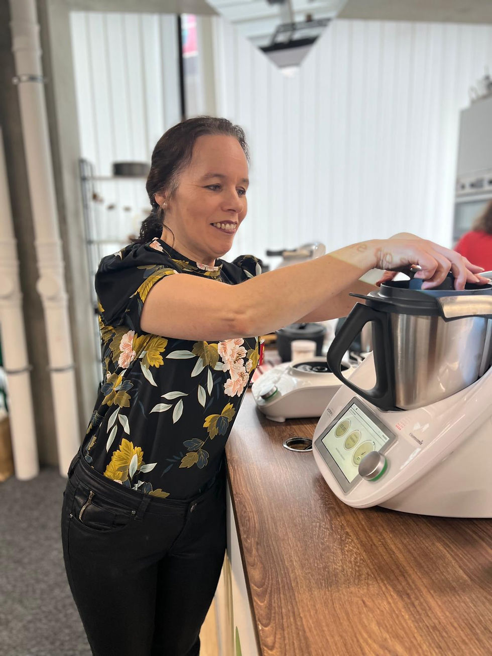 Thermomix advisor Marivi Perello presenting the TM6 model