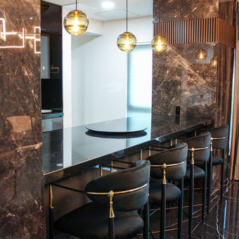 Diseño de interior en cocina con acabados en piedra e iluminación