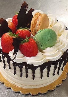 Torta pesonalizzata panna e macaron.jpeg