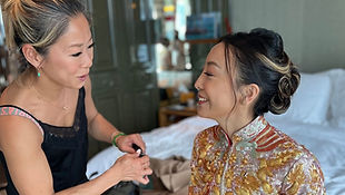 Ka Lam 為身穿傳統中式婚服的新娘準備