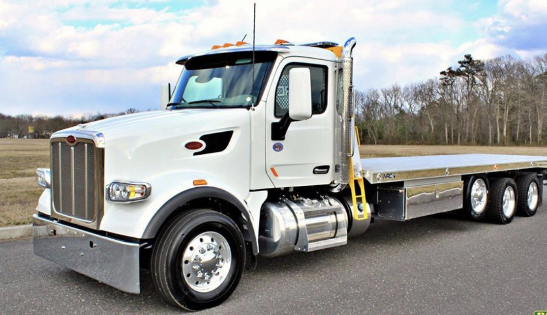 Camion blanc à plateforme