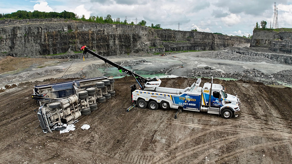 Dépanneuse à grue récupérant un camion renversé — service dans le secteur Rivière-des-Prairies, Montréal.
