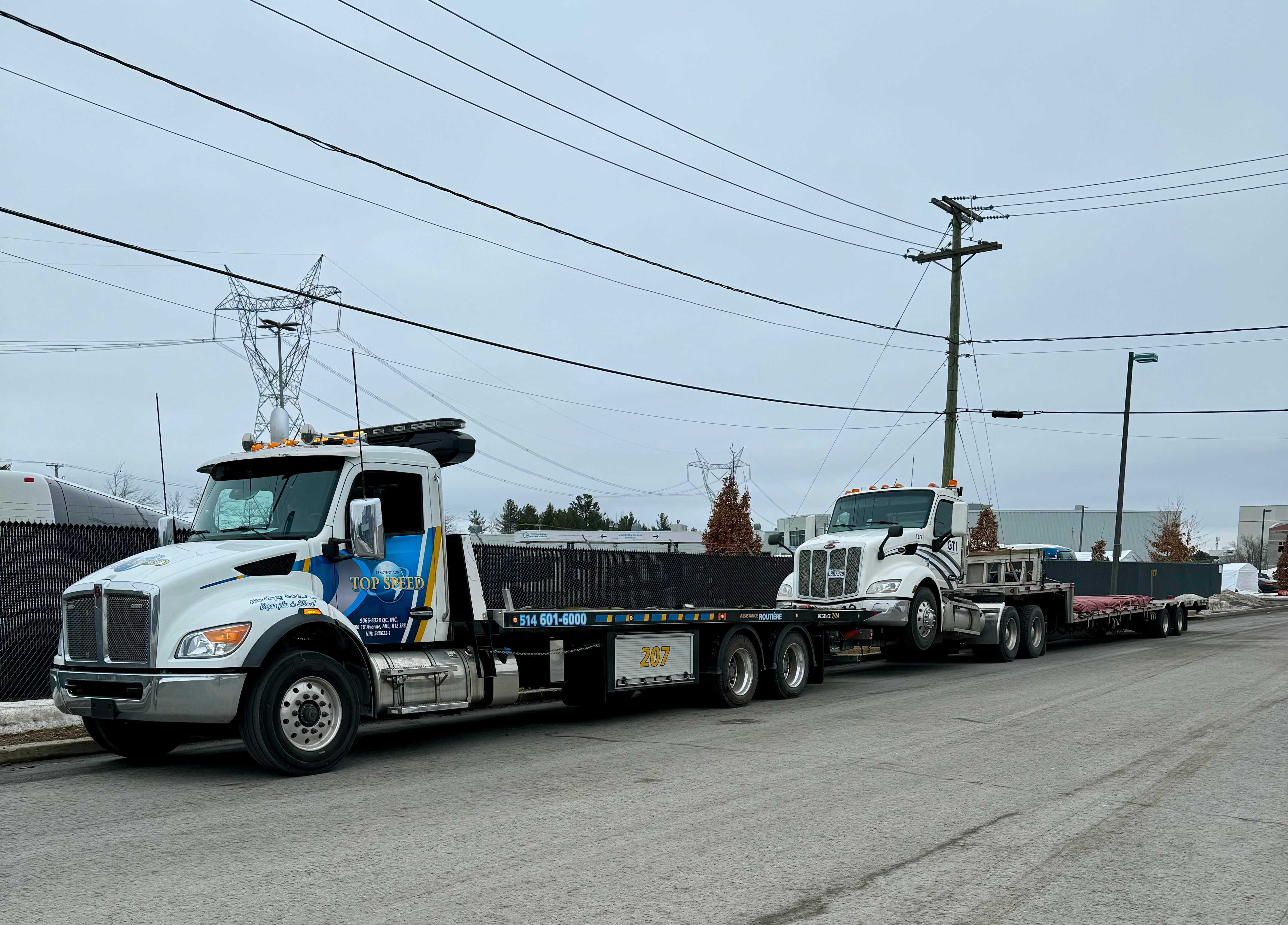 Camion à plateforme et remorque sur la route