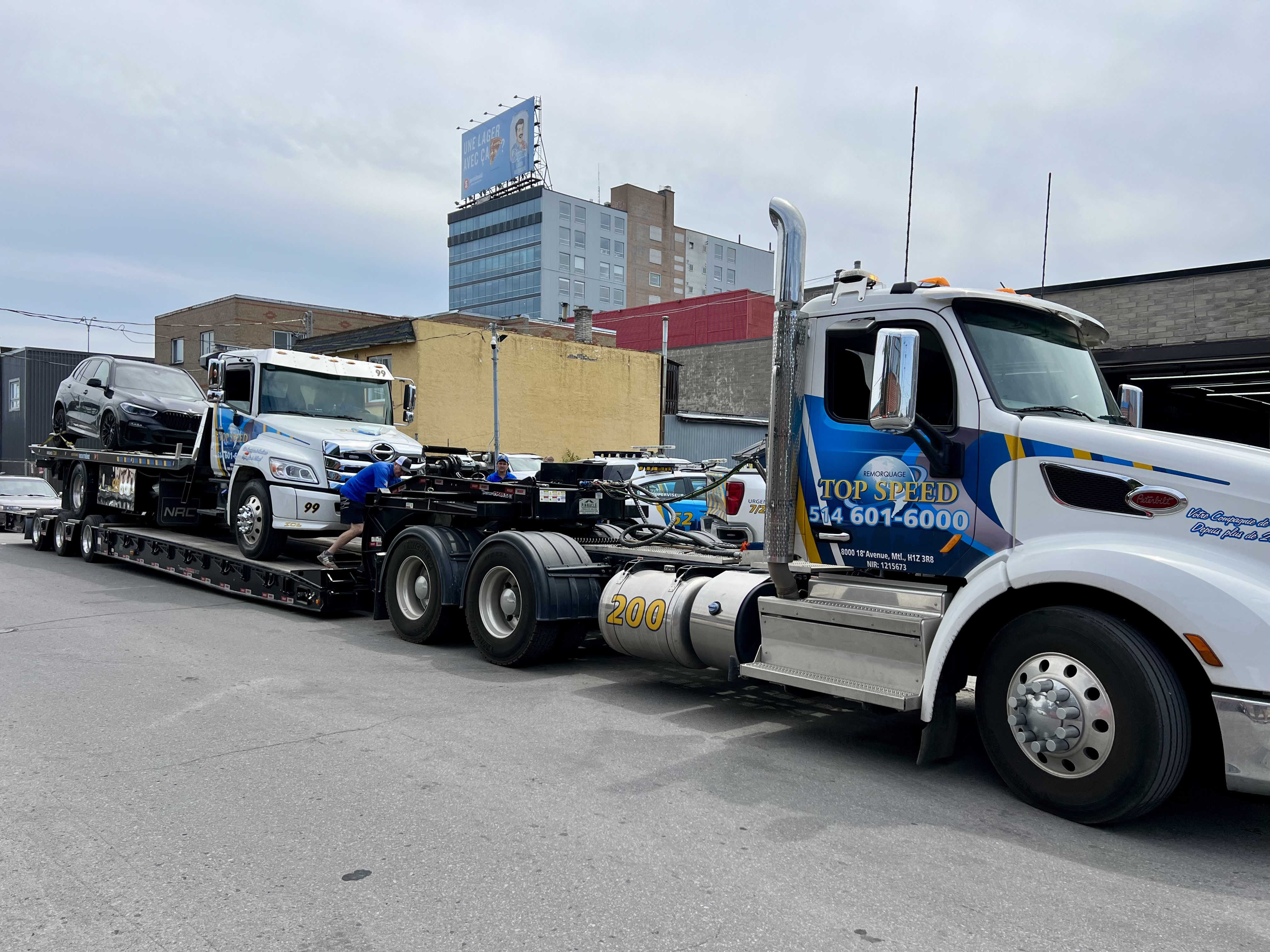 Camion et équipement dans une cour