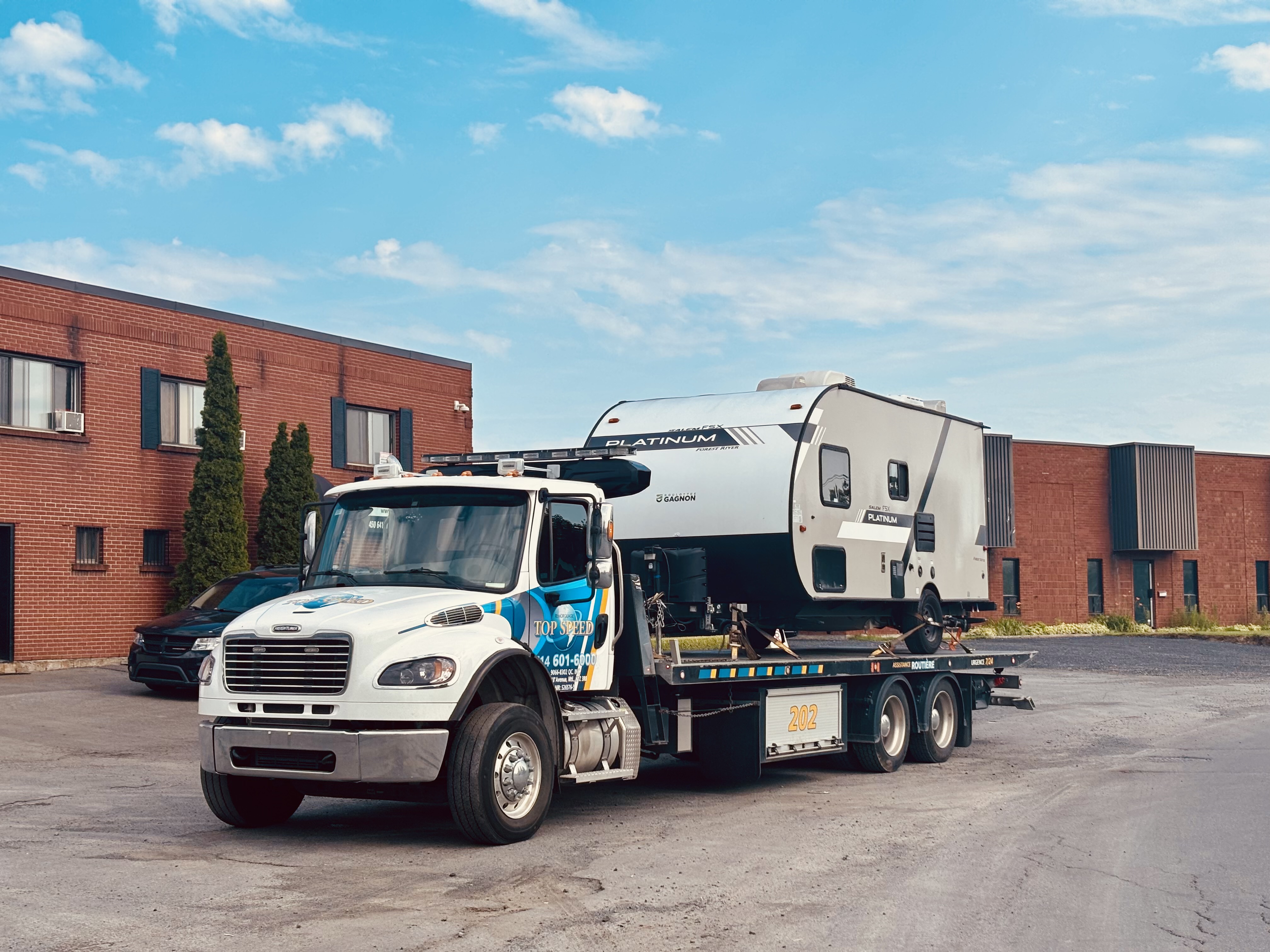 Transport d’un camion utilitaire près d’un bâtiment