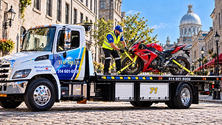 voiture sur un camion de récupération