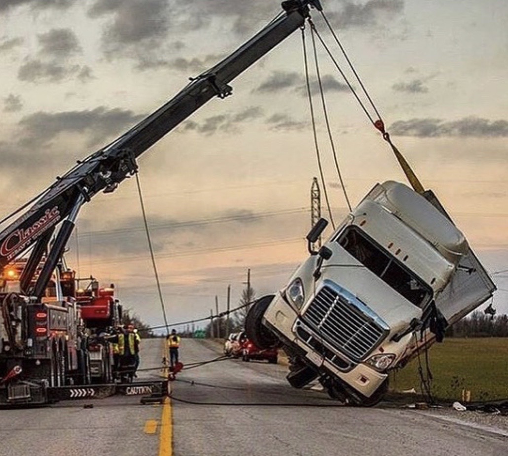 Récupération d’un camion lourd à l’aide d’un équipement de levage
