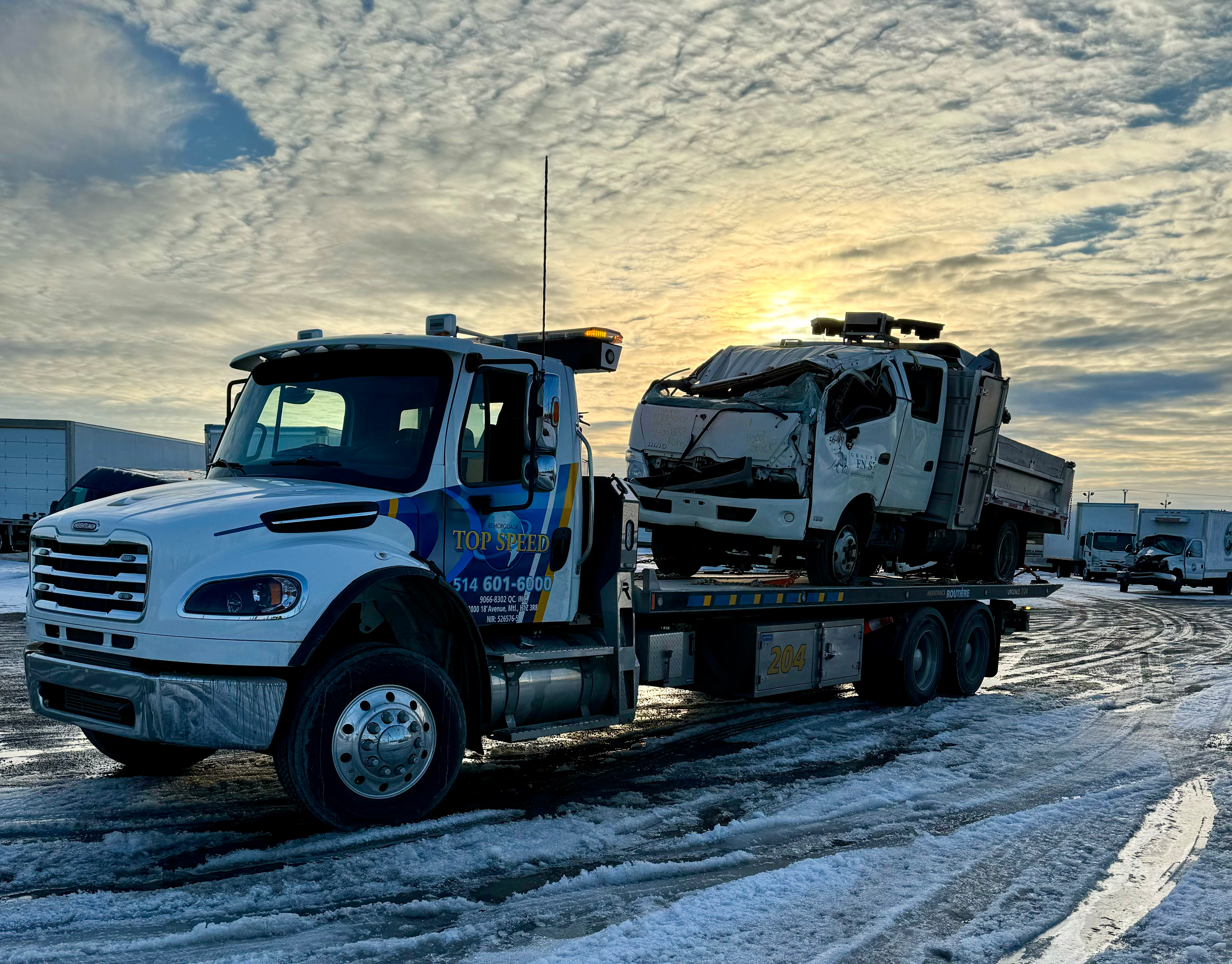 Transport d’un camion utilitaire blanc en hiver