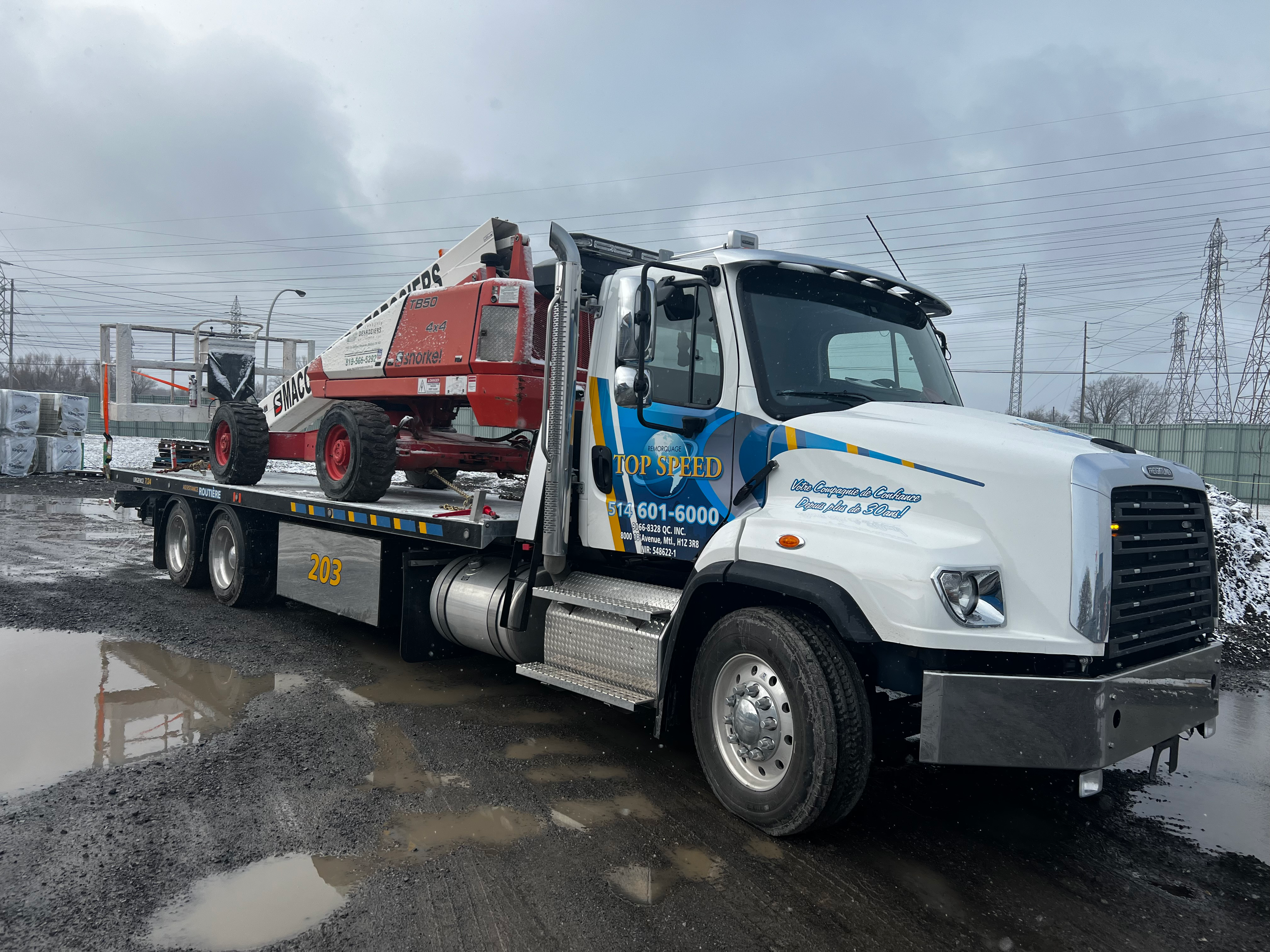 Plateforme transportant de la machinerie rouge