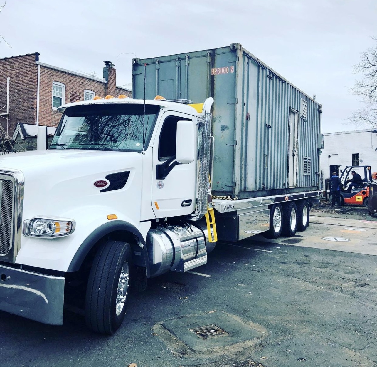 Camion blanc transportant un grand conteneur